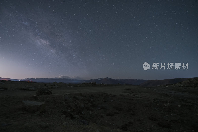 户外星空下的山脉夜景