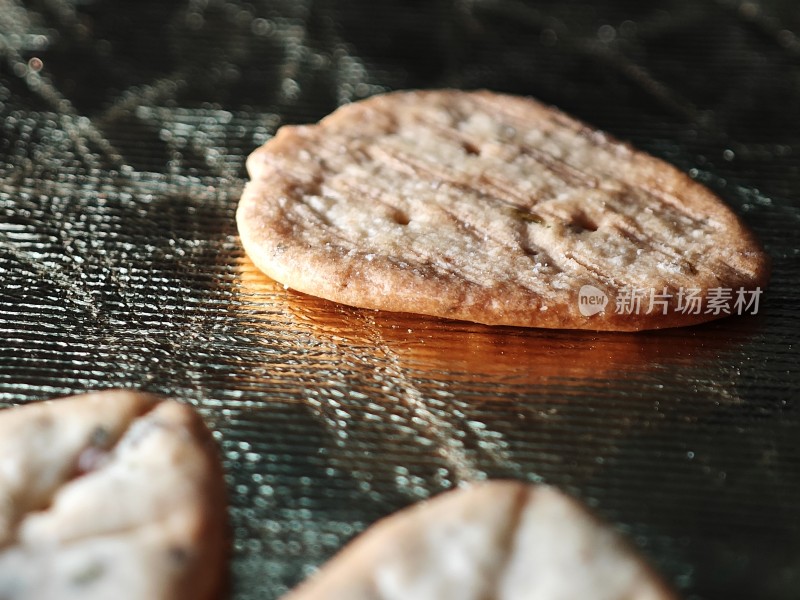 金色背景上放置着的美味饼干