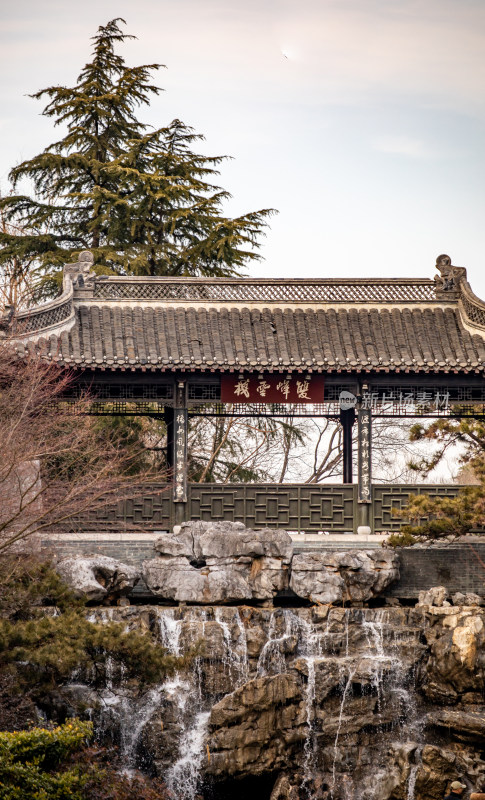中式亭台楼阁与假山瀑布景观