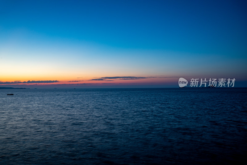 山东烟台东山栈桥海上日出前的朝霞景观