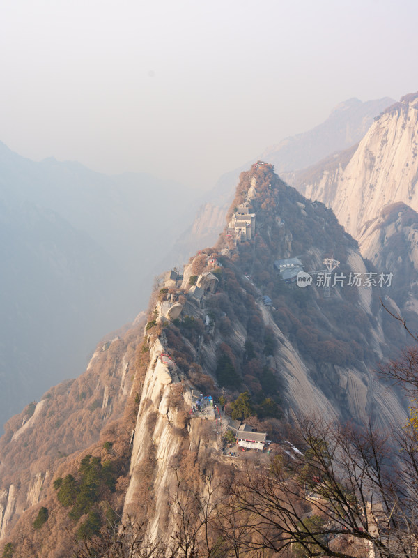 华山的陡峭山峰