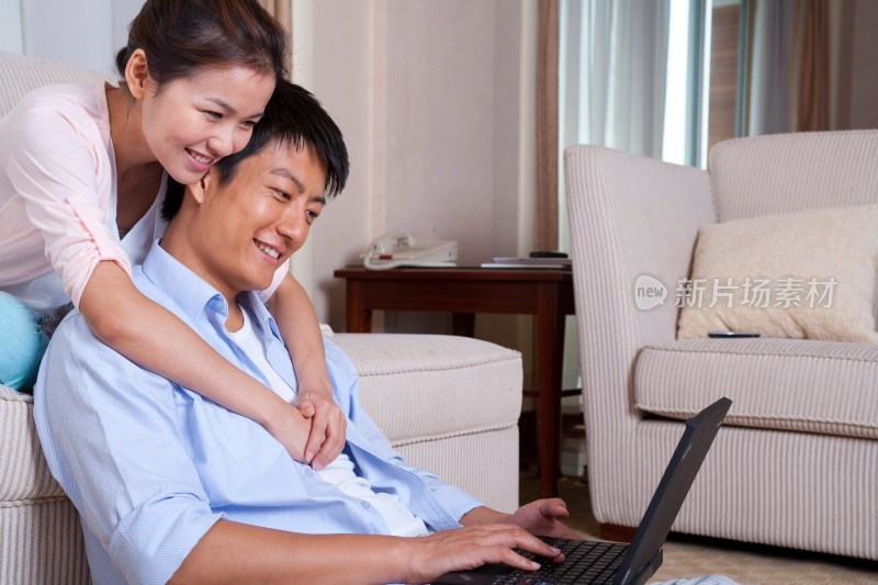 年轻情侣使用笔记本电脑