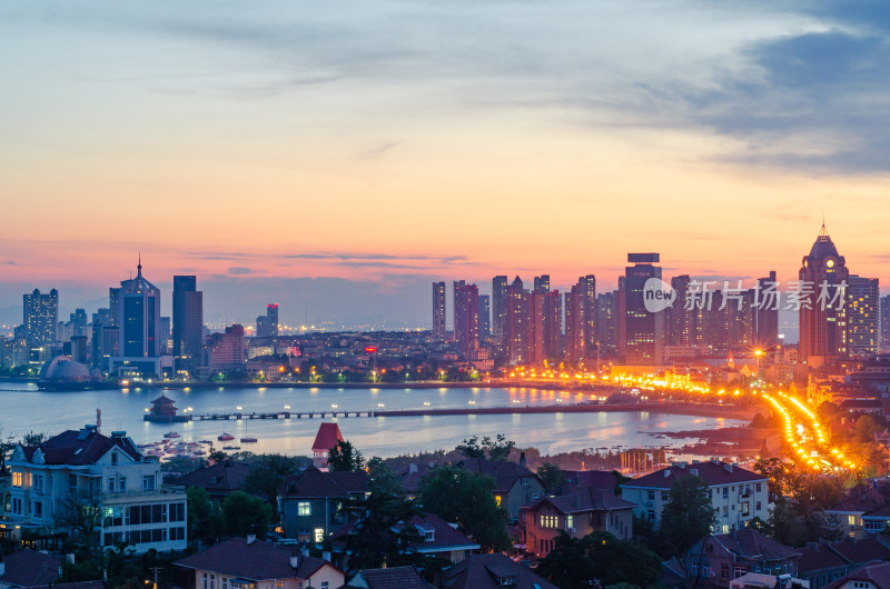 中国山东青岛小鱼山上俯瞰黄昏城市夜景