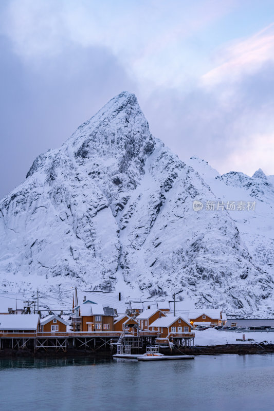 挪威罗弗敦群岛北极圈雷纳冬季雪景渔船风光