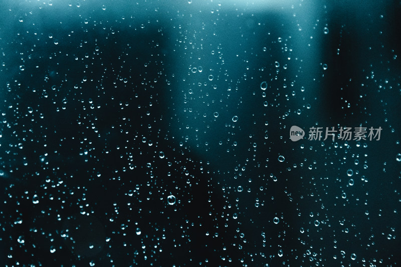 夜晚玻璃上的雨珠