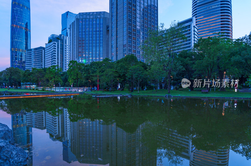 广州珠江新城花城广场公园湖泊与城市建筑