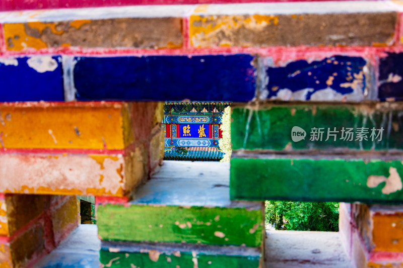 北京北海公园从琉璃墙砖中看牌楼-DSC_8821