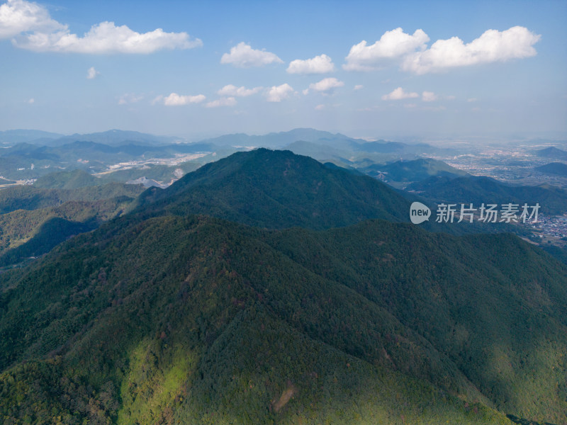 航拍蓝天白云下的青山河流村庄风光