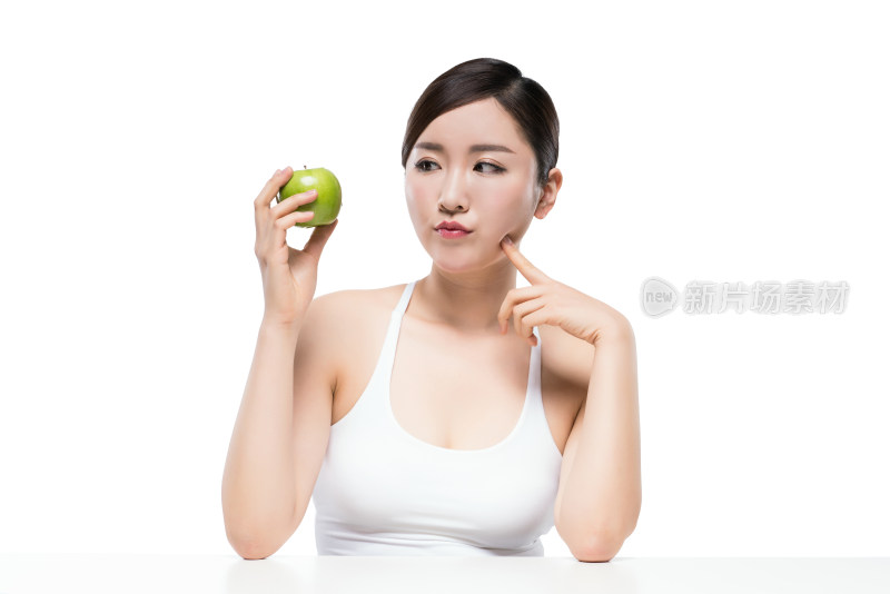 漂亮的年轻女子拿着青苹果