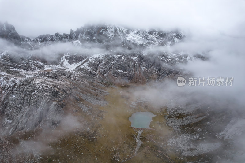 四川阿坝州莲宝叶则石头山晨雾高空航拍