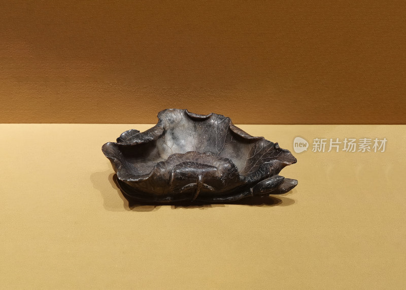 成都博物馆汉字中国展 清代荷叶形墨玉洗