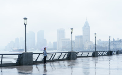 秋天雨雾中的上海外滩