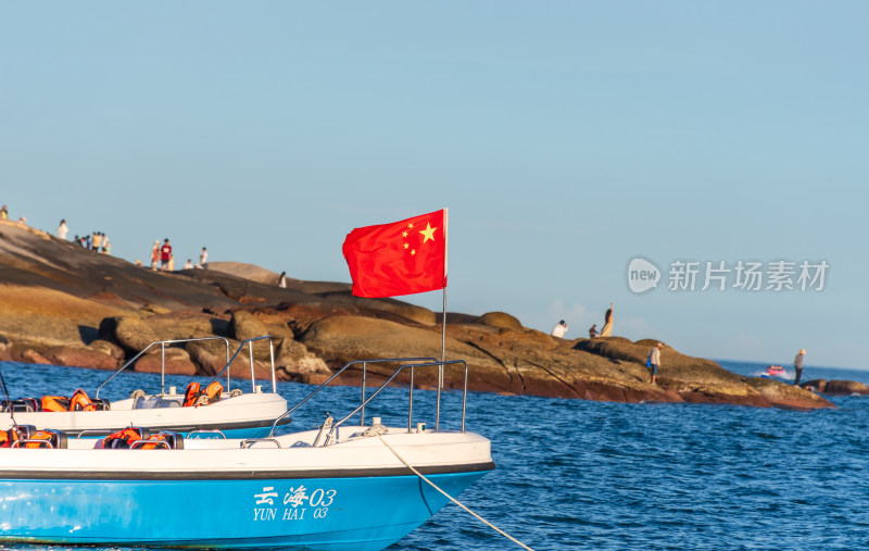 东山岛海面上插有国旗的蓝色船只