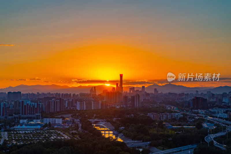 远眺夕阳下的国贸CBD中央商务区中国尊