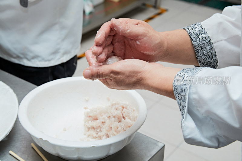 人与食物紧张忙碌的中餐厨房