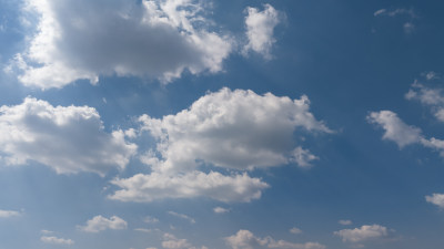 蓝色天空白云飘过夏天晴朗天气小清新