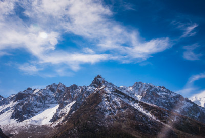 新疆天山山脉宏伟雪山风景