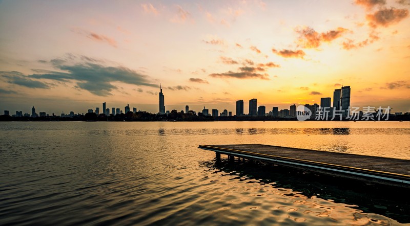 南京玄武湖畔紫峰大厦城市日落全景