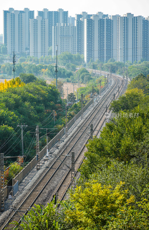 北京城市天际线与高铁火车道