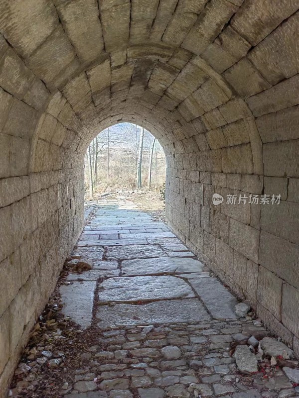 石砌隧道内部石板路景象