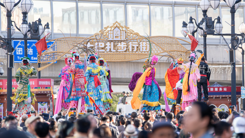 中秋节中国新疆国际大巴扎的特色节目表演