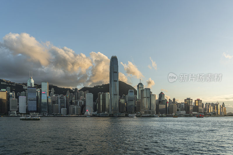 香港维多利亚港城市天际线的壮观景象