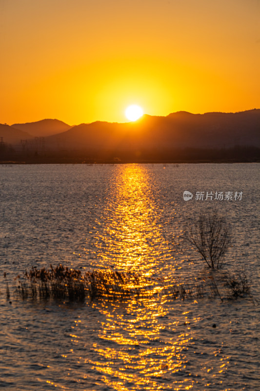 山东济宁邹城孟子湖黄昏日落景观