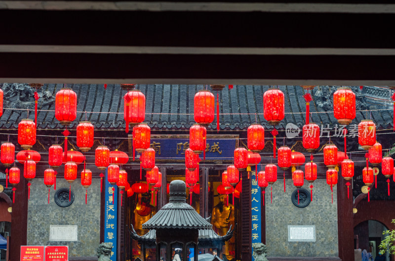 雨中的上海城隍庙高挂红灯笼