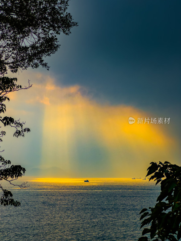 日落时海景映衬着戏剧性的天空