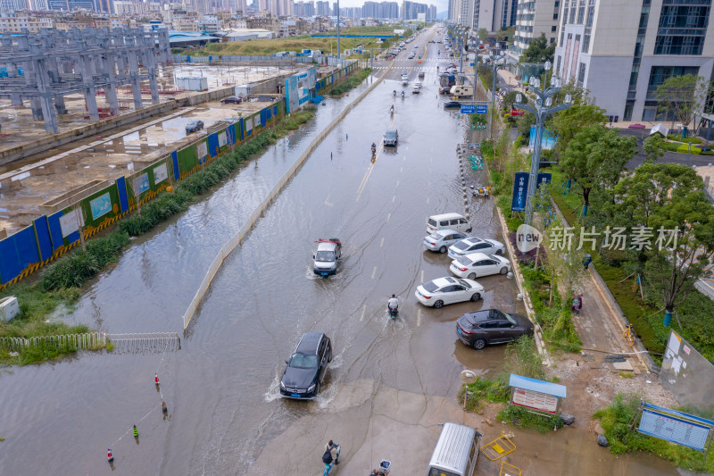 雨后积水的城市道路