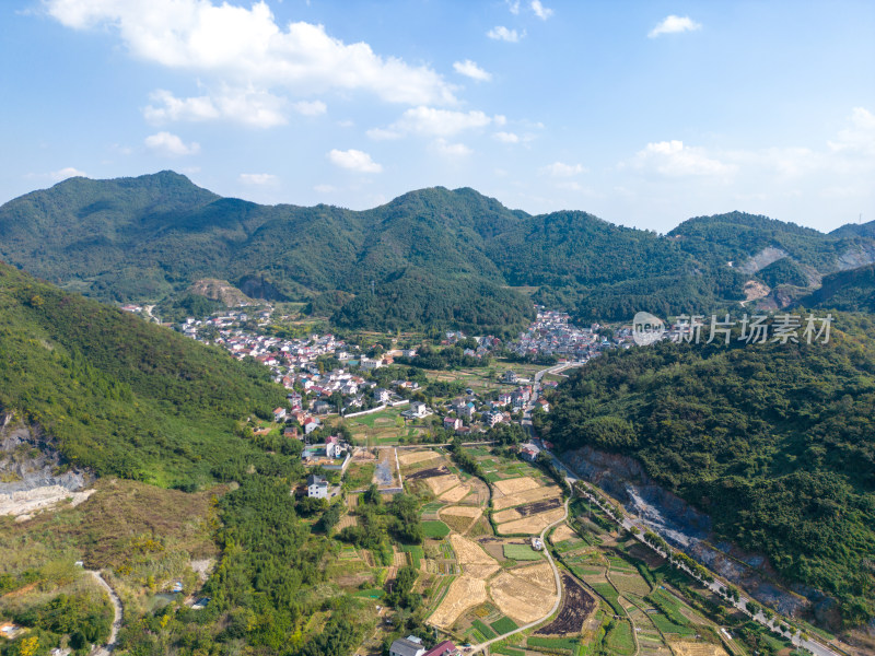 航拍蓝天白云下的青山河流村庄风光