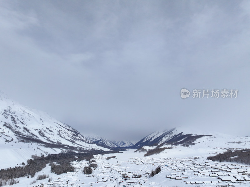 中国新疆阿勒泰禾木冬季雪景白雪覆盖的禾木