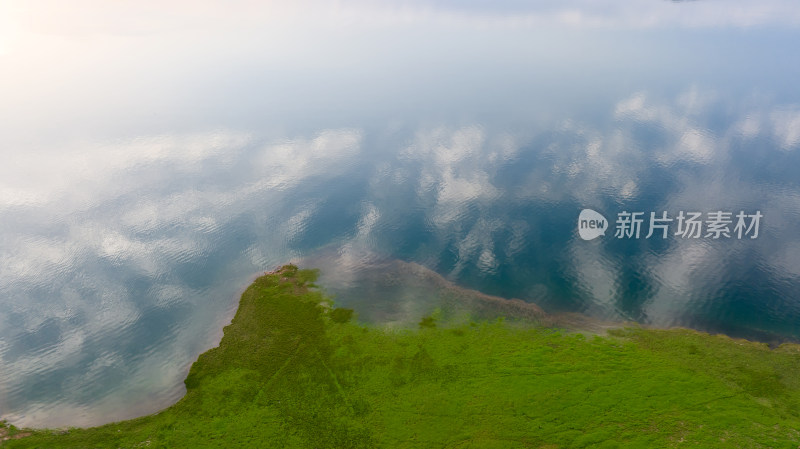 湖泊河流水面倒影绿洲天空云朵自然风景背景