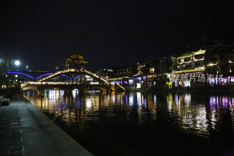 凤凰古城沱江两岸的夜景