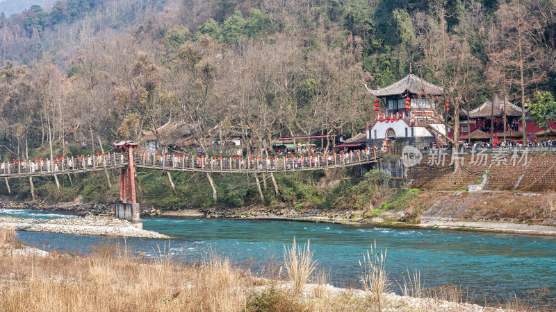 冬天春节四川都江堰景区的安澜桥人行桥