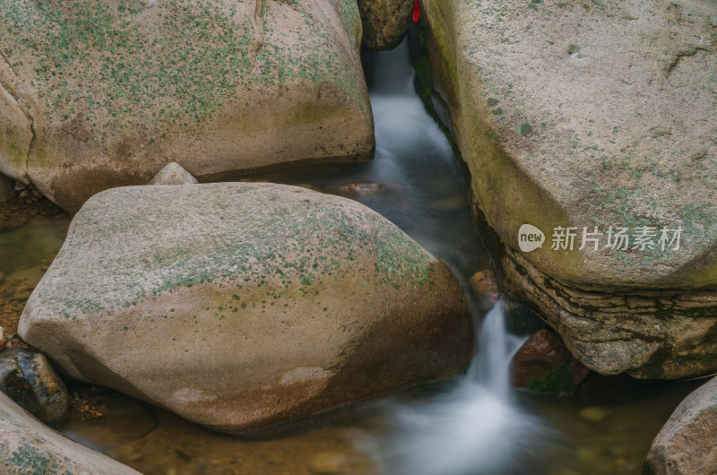 青岛北九水，慢门拍摄从石缝中流下的小瀑布