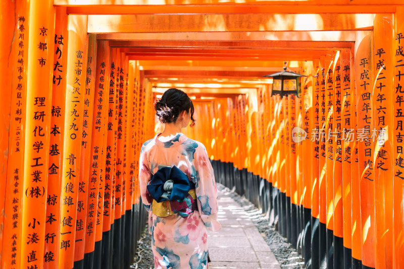 京都伏见稻荷大社千本鸟内居穿着和服的女性