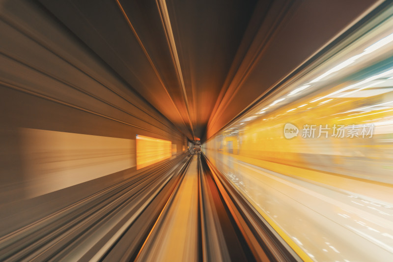 上海地铁15号线隧道内运行的灯光拖影