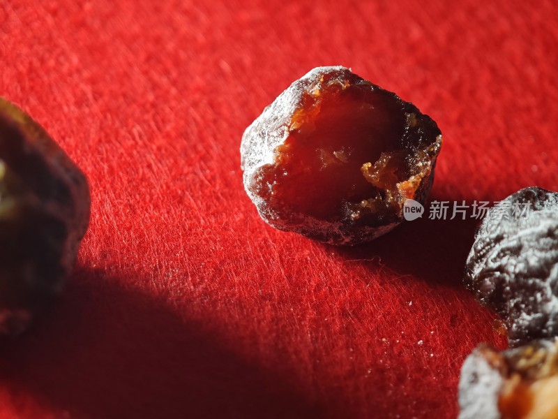 红色背景上的琥珀色干果