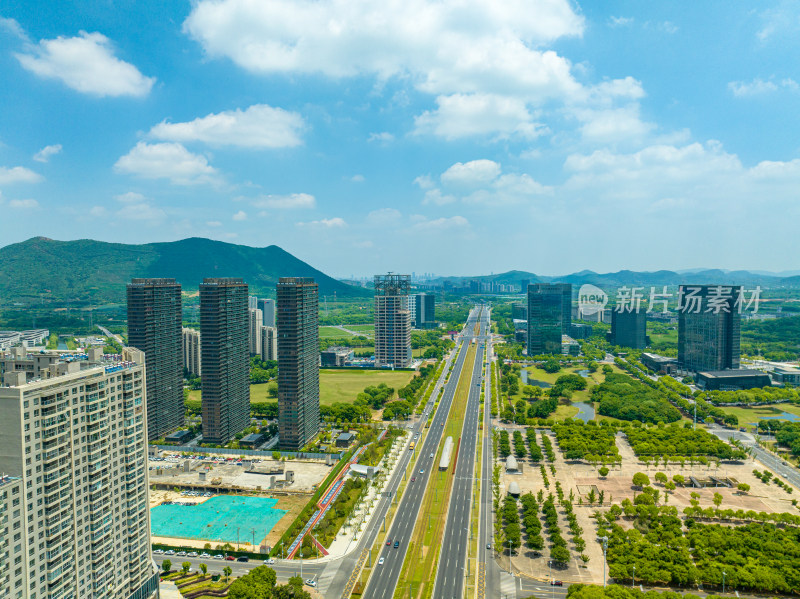 夏季蓝天白云水晶天的苏州科技城太湖大道