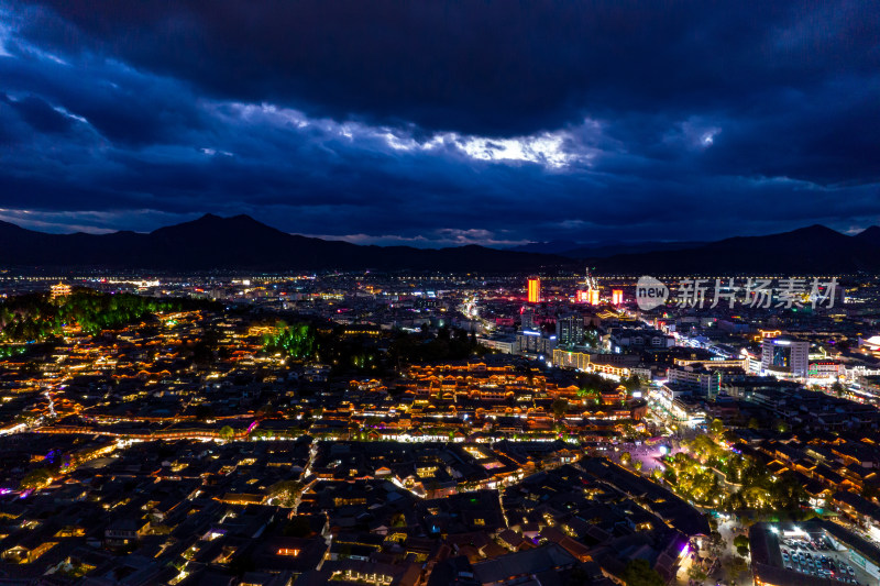 云南丽江古城夜景灯光航拍摄影图