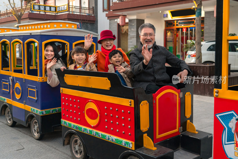 幸福的六口之家乘小火车游览公园