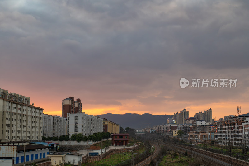 黄昏下的城镇与铁路风景