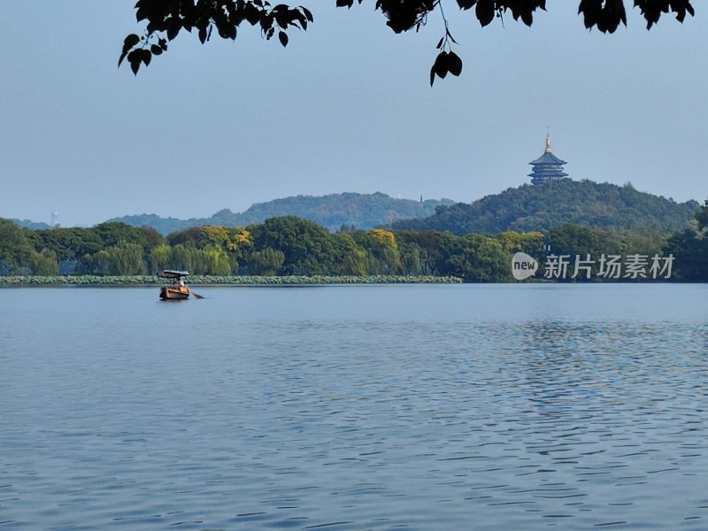 西湖湖面游船与远处雷峰塔景观