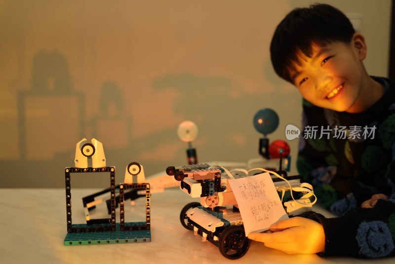 一个正在玩乐高编程机器人的中国小男孩