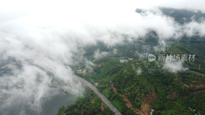 广东东莞：雨后城镇上空云雾缭绕