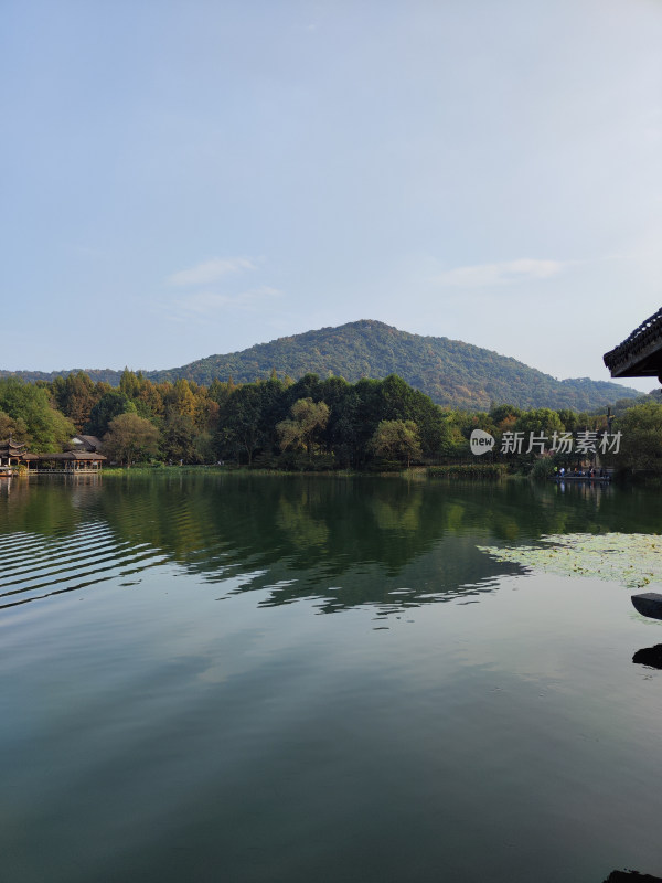 浴鹄湾湖畔中式建筑与山林景观