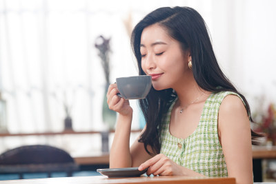 青年女人喝咖啡