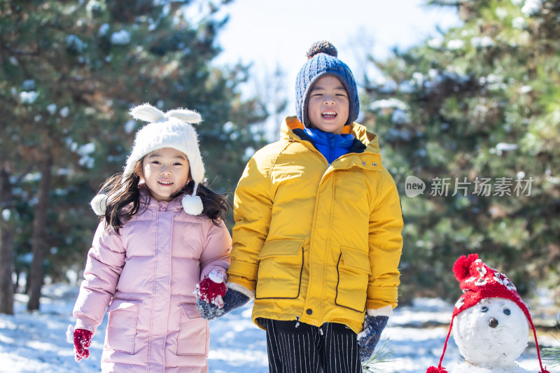 快乐儿童和雪人