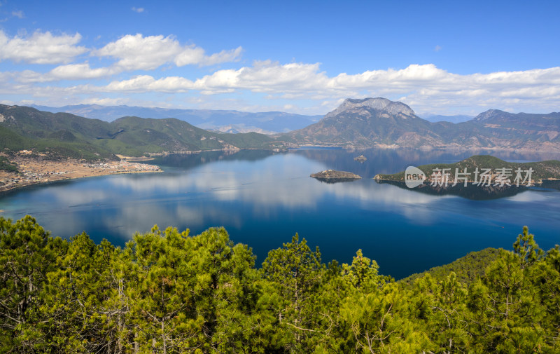 云南丽江泸沽湖山湖蓝天白云全景风光